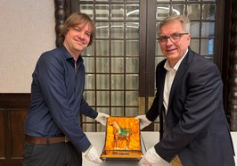 Oberbürgermeister Jürgen Krogmann (rechts) überreichte Museumsleiter Steffen Wiegmann ein Tang-Sancai-Pferd aus Oldenburgs Partnerstadt Xi‘an. Das Keramikobjekt wird einen Platz in der Dauerausstellung im neuen Museum erhalten. Foto: Stadt Oldenburg