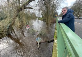 Oberbürgermeister Jürgen Krogmann machte sich ein Bild von der Hochwasserlage am Ortsausgang in Richtung Tungeln. Foto: Sascha Stüber