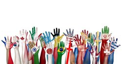 Viele mit verschiedenen Flaggen bemalte Hände die hochgestreckt werden. Foto: Rawpixel.com/Fotolia.com