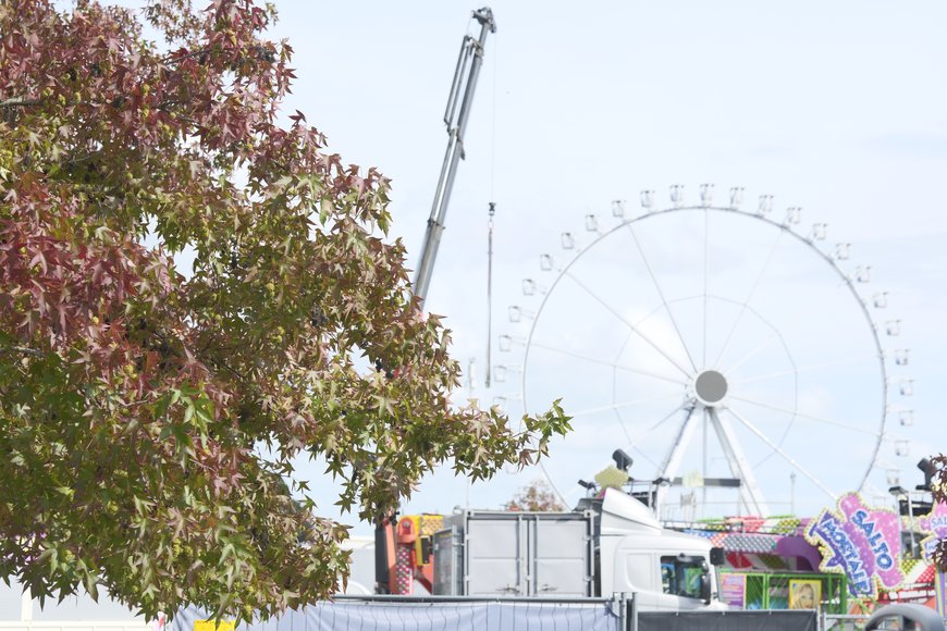 Kranarbeiten mit Riesenrad im Hintergrund beim Aufbau auf dem Kramermarkt am 22. September 2025. Foto: Sascha Stüber