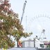Vorschau: Kranarbeiten mit Riesenrad im Hintergrund beim Aufbau auf dem Kramermarkt am 22. September 2025. Foto: Sascha Stüber