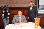 Bundesumweltminister Peter Altmaier (Mitte) beim Eintrag in das Goldene Buch der Stadt Oldenburg. Foto: Stadt Oldenburg