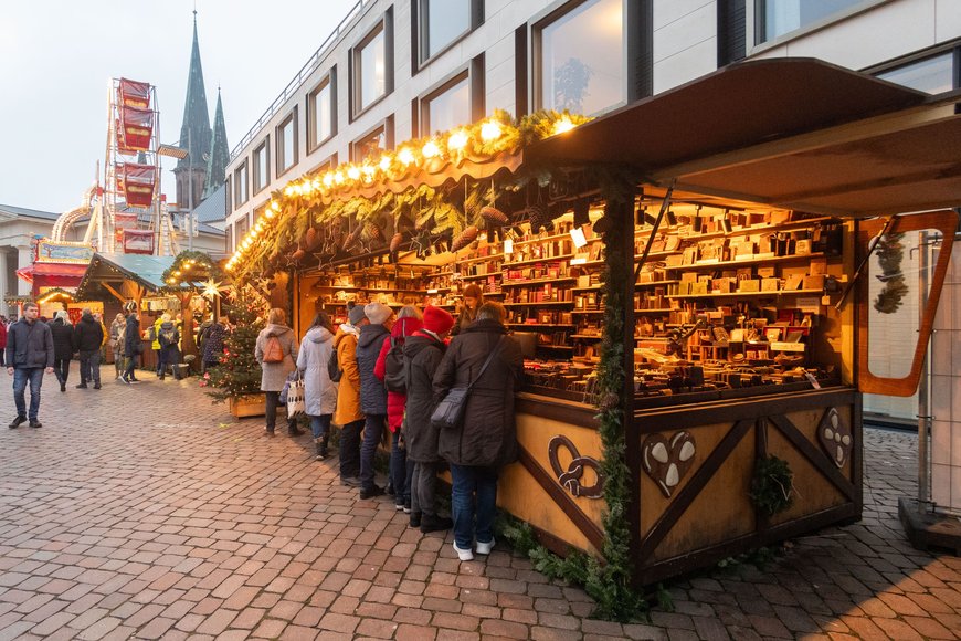 Blick auf den Schloßplatz mit Lederwaren-Stand beim Lamberti-Markt 2023. Foto: Sascha Stüber