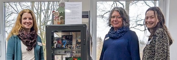Das Team der Stadtteilbibliothek Ofenerdiek mit der Klemmbaustein-Vitrine. Bild: Stadt Oldenburg