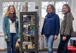 Das Team der Stadtteilbibliothek Ofenerdiek mit der Klemmbaustein-Vitrine. Bild: Stadt Oldenburg
