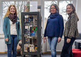 Das Team der Stadtteilbibliothek Ofenerdiek mit der Klemmbaustein-Vitrine. Bild: Stadt Oldenburg