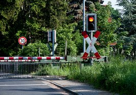 Mit Schranke und roter Ampel geschlossener Bahnübergang. Foto: Marianne J./Pixelio.de