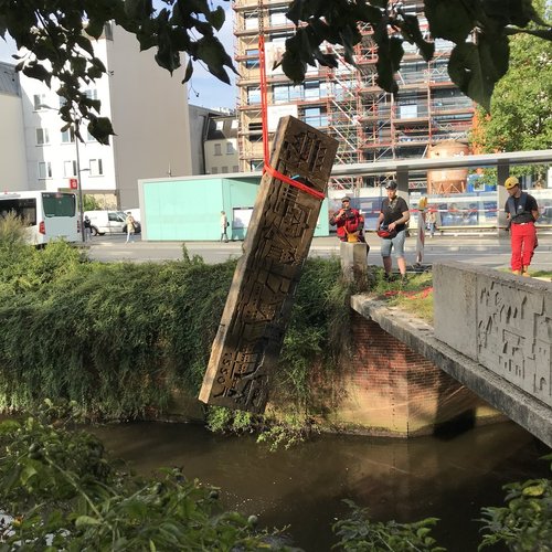 Mit Gurten wird das Betonteil sicher aus der Haaren geborgen. Foto: Stadt Oldenburg