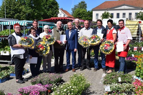 Anne Carstens, Renate Olliges, Dirk Hüttemeyer, Waltraud und Harm Sonnewald, Ralph Wilken, Helmut Löhden, Wilfried Müller, Firma Bastwöste, Helga Bruns. Foto: Stadt Oldenburg Anne Carstens, Renate Olliges, Dirk Hüttemeyer, Waltraud und Harm Sonnewald, Ralph Wilken, Helmut Löhden, Wilfried Müller, Firma Bastwöste, Helga Bruns. Foto: Stadt Oldenburg