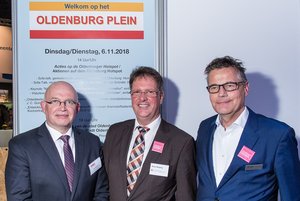 Zum Netzwerken auf dem „Oldenburg Plein“ trafen sich (v.l.): H. Staghouwer, Regionalminister Provinz Groningen, K. Wegling, Leiter Wirtschaftsförderung, und D. Koolman, Leiter Wirtschaftsförderung Groningen. Foto: Daniel Penschuck Zum Netzwerken auf dem „Oldenburg Plein“ trafen sich (v.l.): H. Staghouwer, Regionalminister Provinz Groningen, K. Wegling, Leiter Wirtschaftsförderung, und D. Koolman, Leiter Wirtschaftsförderung Groningen. Foto: Daniel Penschuck