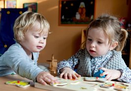 Zwei Kinder puzzeln. Foto: Claudia Paulussen/Fotolia.de
