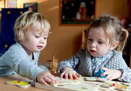 Zwei Kinder puzzeln. Foto: Claudia Paulussen/Fotolia.de