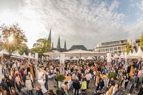 Viele Menschen besuchen die Veranstaltung Kochen am Schloss. Foto: Stefan Veismann