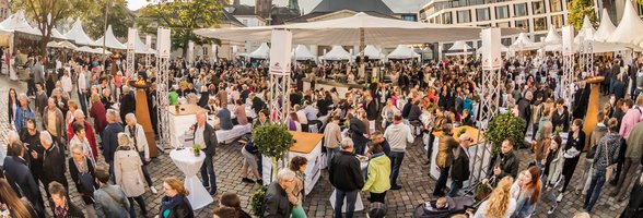 Viele Menschen besuchen die Veranstaltung Kochen am Schloss. Foto: Stefan Veismann