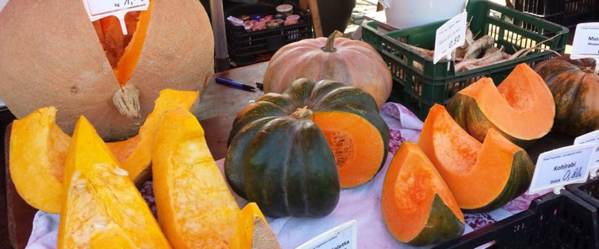Unterschiedliche Kürbisse an einem Marktstand. Foto: Stadt Oldenburg