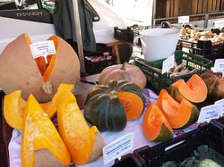 Unterschiedliche Kürbisse an einem Marktstand. Foto: Stadt Oldenburg