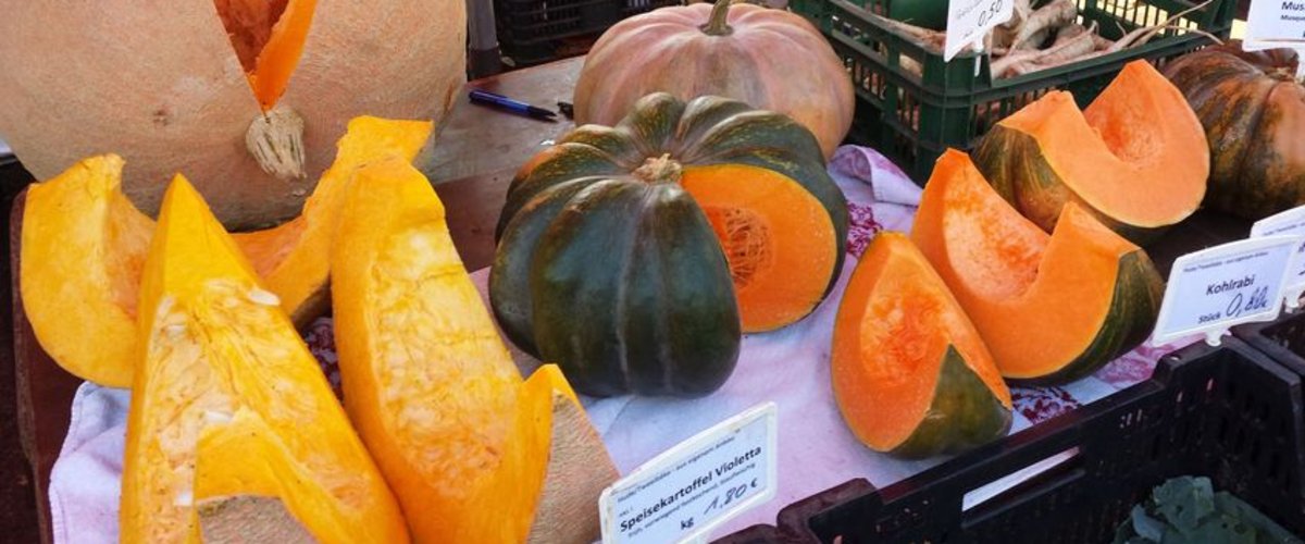 Unterschiedliche Kürbisse an einem Marktstand. Foto: Stadt Oldenburg
