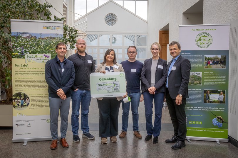 Stadtbaurätin Christine-Petra Schacht (Mitte), Tanja Piening, Jorit May (2. und 3. von rechts) sowie Sebastian Hermes (2. von links) haben die Auszeichnung von den Vertretern des Bündnisses Kommbio entgegengenommen. Foto: Kommbio