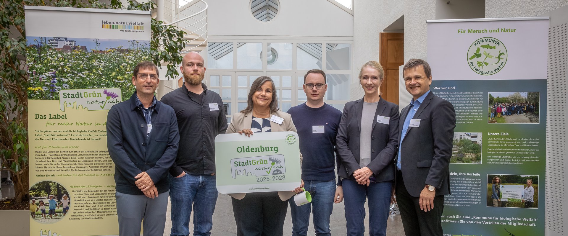 Stadtbaurätin Christine-Petra Schacht (Mitte), Tanja Piening, Jorit May (2. und 3. von rechts) sowie Sebastian Hermes (2. von links) haben die Auszeichnung von den Vertretern des Bündnisses Kommbio entgegengenommen. Foto: Kommbio