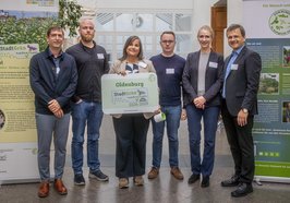Stadtbaurätin Christine-Petra Schacht (Mitte), Tanja Piening, Jorit May (2. und 3. von rechts) sowie Sebastian Hermes (2. von links) haben die Auszeichnung von den Vertretern des Bündnisses Kommbio entgegengenommen. Foto: Kommbio