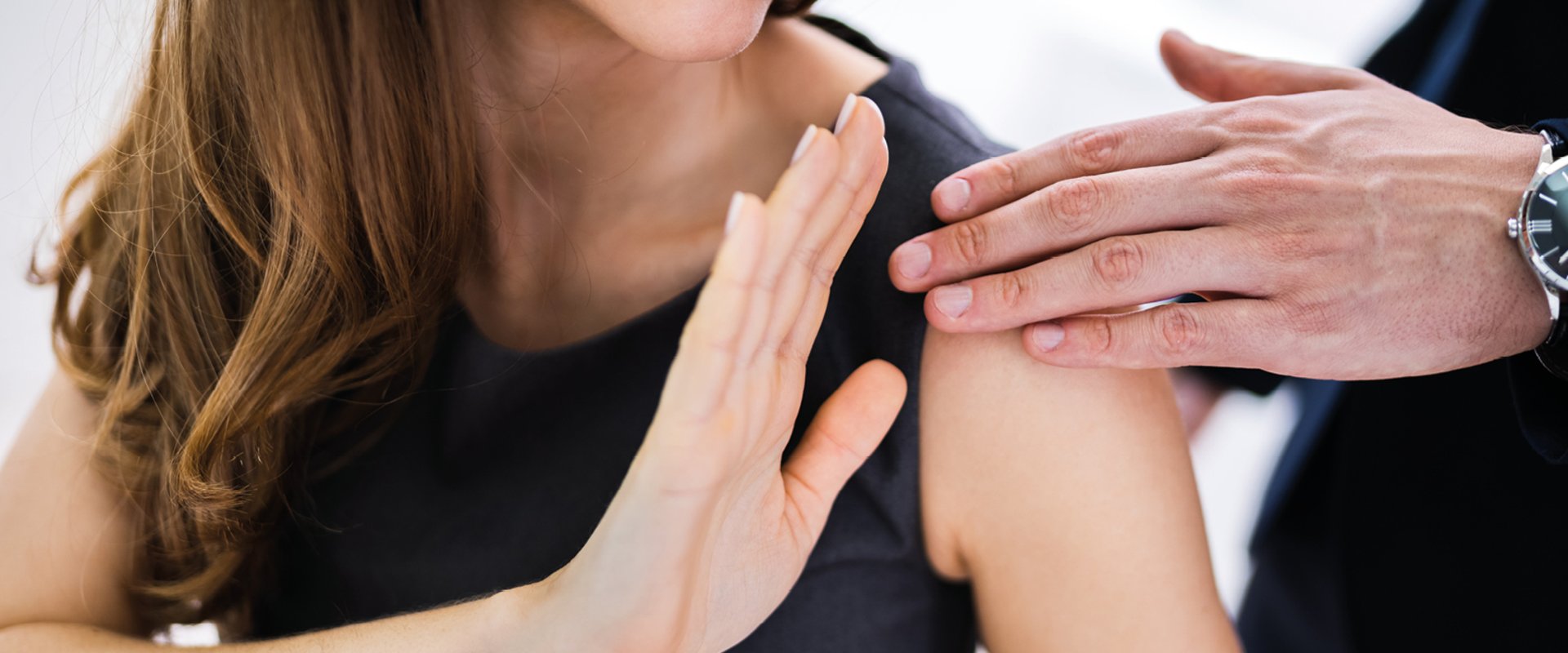 Deckblatt der Broschüre: Eine Frau lehnt mit einer Handgeste die Berührung eines Mannes ab. Foto: Andrey Popov/AdobeStock