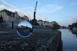Oldenburger Hafen durch Glaskugel. Foto: Hergen Weyrich