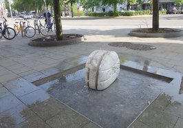 Ausbesserungsarbeiten an der Marmorskulptur von Dusanka Jovic sollen das Kunstwerk wieder in altem Glanz erstrahlen lassen – wie hier im Juni 2023. Foto: Stadt Oldenburg