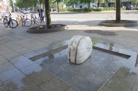 Ausbesserungsarbeiten an der Marmorskulptur von Dusanka Jovic sollen das Kunstwerk wieder in altem Glanz erstrahlen lassen – wie hier im Juni 2023. Foto: Stadt Oldenburg