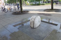 Ausbesserungsarbeiten an der Marmorskulptur von Dusanka Jovic sollen das Kunstwerk wieder in altem Glanz erstrahlen lassen – wie hier im Juni 2023. Foto: Stadt Oldenburg