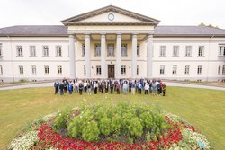 Die Mitglieder des Rates im Jahr 2022. Dahinter das komplette Kulturzentrum PFL. Foto: Mohssen Assanimoghaddam