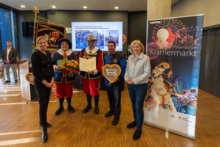 Ehrung des Umzugsbeitrages des Wildeshauser Spielmannszuges e.V. mit Unterabteilung Beat & Brass Band Wildeshausen anlässlich des 419. Kramermarktes. Foto: Sascha Stüber
