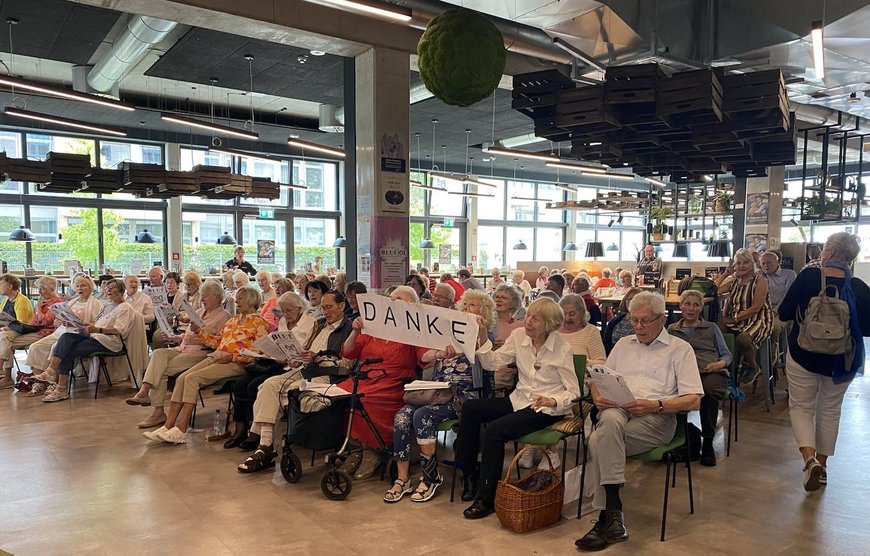 Publikum sagt „Danke" beim Singen mit Sybille Gimon & Friends. Foto: Stadt Oldenburg