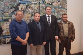 Es stehen nebeneinander: Eyal Raiz, stellvertretender Landrat von Mateh Asher, Yoram Israeli, Landrat des Kreises Mateh Asher, Oberbürgermeister Jürgen Krogmann, Hamad Hussein, Ratsmitglied aus der Ortschaft Sheikh Danun. Foto: Stadt Oldenburg