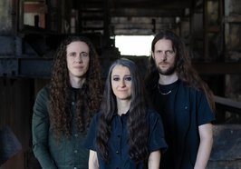 Die Band Aephanemer posiert für ein Pressebild. Foto: Aephanemer