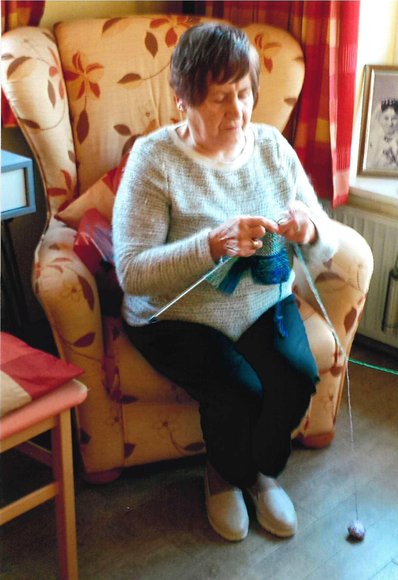 Eine Bewohnerin des HANSA Seniorenwohnstifts Ofenerdiek strickt mit am „Tipi“. Foto: privat.