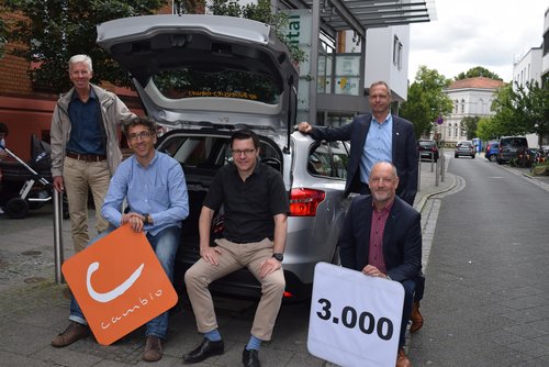 Werben fürs Auto-Teilen: Amtsleiter Klaus Büscher (von links), cambio-Geschäftsführer Klaus Göckler und Verkehrsdezernent Dr. Sven Uhrhan begrüßten das Pius-Hospital – vertreten durch den kaufmännischen Direktor Erich Thunhorst und Abteilungsleiter Torben Hübler (hinten) – als dreitausendsten Carsharing-Kunden. Foto: Stadt Oldenburg