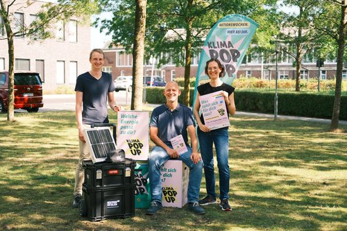 Marvin Schnabel-Thissen, Peter Zenner und Juliane Gentner (von links) vom Fachdienst Klimaschutz laden alle Interessierten ab dem 7. September nach Bloherfelde zum KLIMA POP-UP ein. Foto: Stadt Oldenburg Marvin Schnabel-Thissen, Peter Zenner und Juliane Gentner (von links) vom Fachdienst Klimaschutz laden alle Interessierten ab dem 7. September nach Bloherfelde zum KLIMA POP-UP ein – für Beratungen, Mitmachaktionen, Vorträge und mehr, zu allen Facetten rund um den Klimaschutz. Foto: Stadt Oldenburg