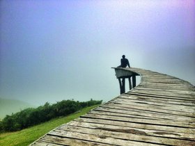 Mann auf Holzsteg. Foto: ericsan/Adobe Stock