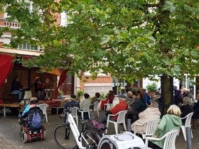 Publikum vor der Bonsai-Bühne auf dem Vorplatz des Büsingstiftes. Foto: Stadt Oldenburg