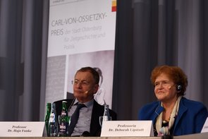 Deborah Lipstadt bei der Podiumsdiskussion, neben ihr sitzend Hajo Funke. Foto: Jörg Hemmen Deborah Lipstadt bei der Podiumsdiskussion, neben ihr sitzend Hajo Funke. Foto: Jörg Hemmen