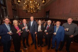 Oberbürgermeister Jürgen Krogmann (4.v.l.) mit den sieben Geehrten. Foto: Sascha Stüber 