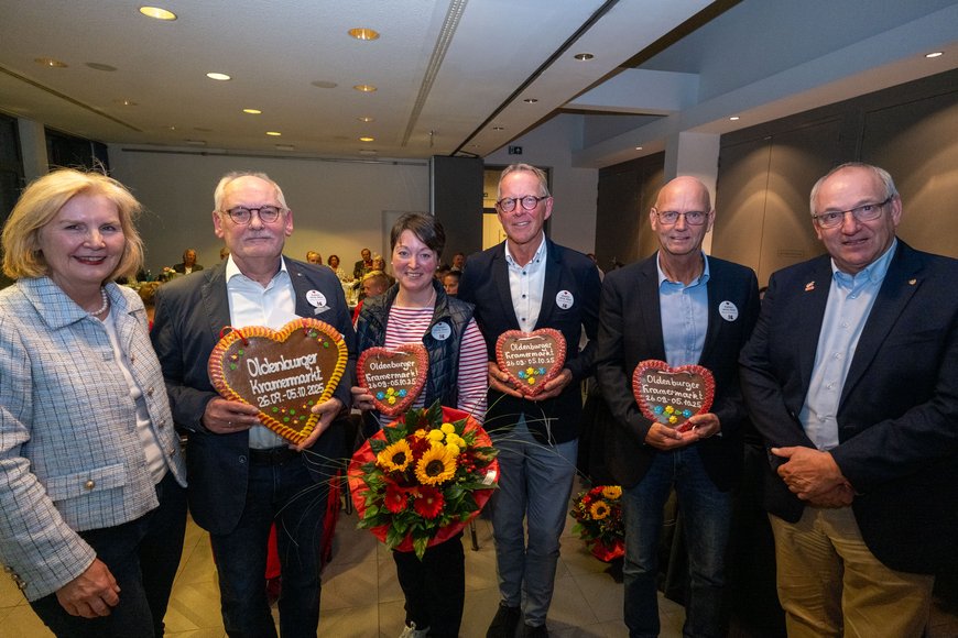Bürgermeisterin Petra Averbeck, Vertreter vom Verein „Radeln ohne Alter Oldenburg/Ammerland e.V.“ und Michael Lorenz (Leiter des Bürger- und Ordnungsamtes) bei der Ehrung am 1. Oktober 2025. Foto: Sascha Stüber