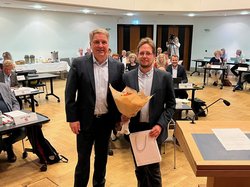 Oberbürgermeister Jürgen Krogmann hieß Stefan Menke als neues Ratsmitglied willkommen. Foto: Stadt Oldenburg