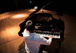 Junge am Klavier. Foto: Pexels
