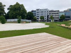 So sieht der Blick vom Holzpodest auf einen Teil der Freizeitfläche aus. Foto: Stadt Oldenburg 