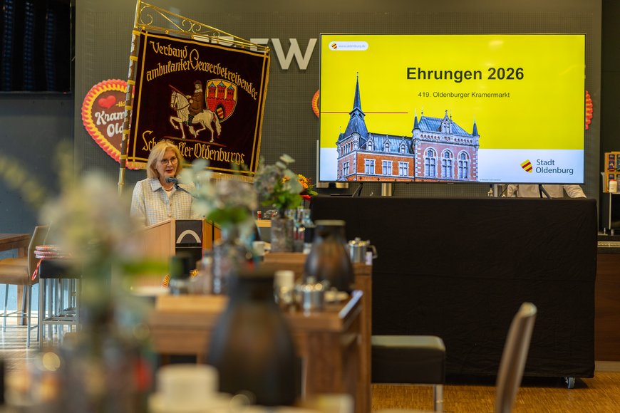 Bürgermeisterin Petra Averbeck bei der Ehrung anlässlich des 419. Kramermarktes. Foto: Sascha Stüber
