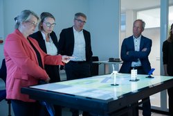 OFFIS-Vorständin Prof. Dr.-Ing. Astrid Nieße (2.von links) führt Groningens Bürgermeisterin Roelien Kamminga (ganz links) durch das OFFIS. Foto: OFFIS OFFIS-Vorständin Prof. Dr.-Ing. Astrid Nieße (2.von links) führt Groningens Bürgermeisterin Roelien Kamminga (ganz links) durch das OFFIS. Foto: OFFIS