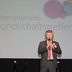 Vorschau: Gerd Schwandner begrüßt die Gäste des 2. Internationalen Freundschaftstreffens. Foto: Hergen Griesbach/CeWe Color