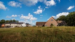 Auf dem ehemaligen Fliegerhorst Oldenburg treffen Tradition (rechts das ehemalige Offizierskasino) und Moderne (links moderner Wohnungsbau) aufeinander. Foto: Mittwollen und Gradetchliev