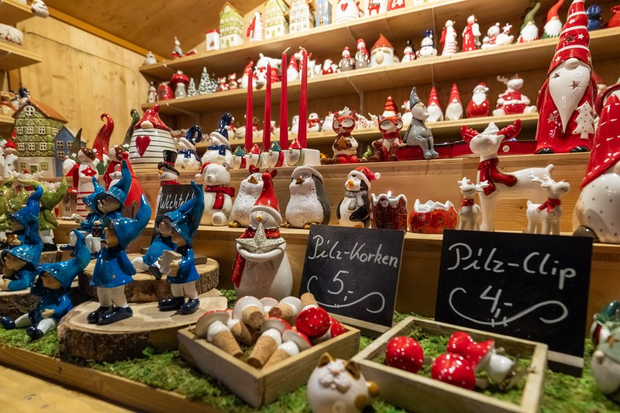 Weihnachtliche Keramik im skandinavischen Stil auf dem Lamberti-Markt 2024. Foto: Sascha Stüber